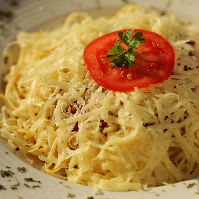 Spagetti Bolognese sok-sok sajttal és egy karika paradicsommal